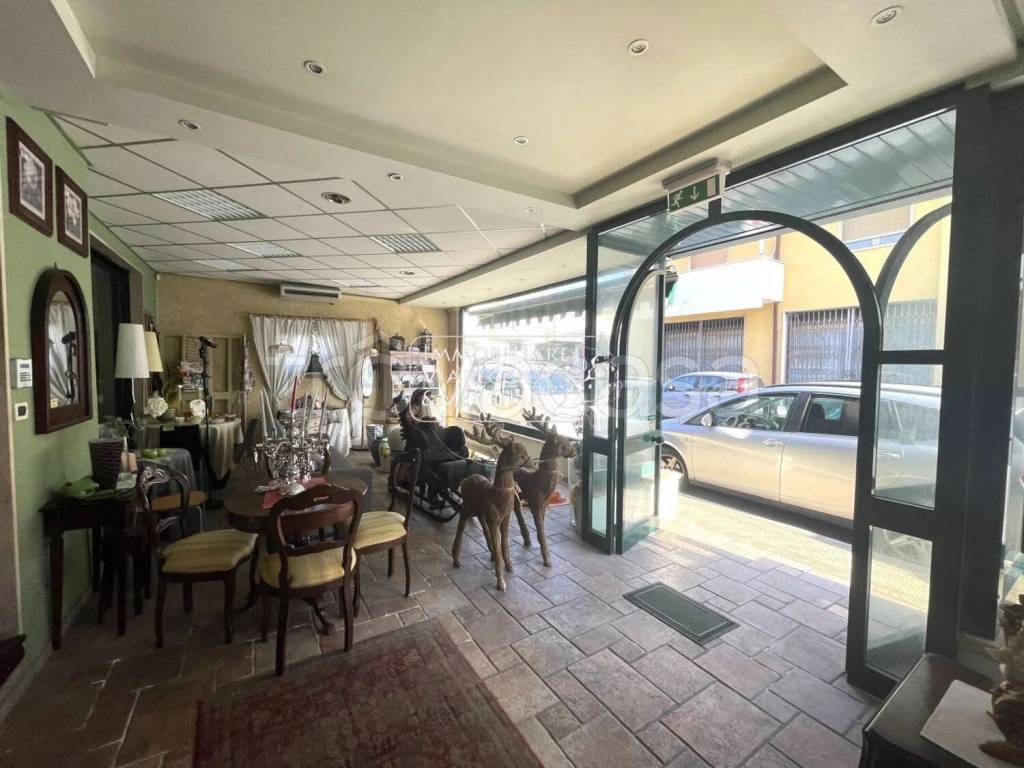 negozio in vendita a Viareggio in zona Migliarina