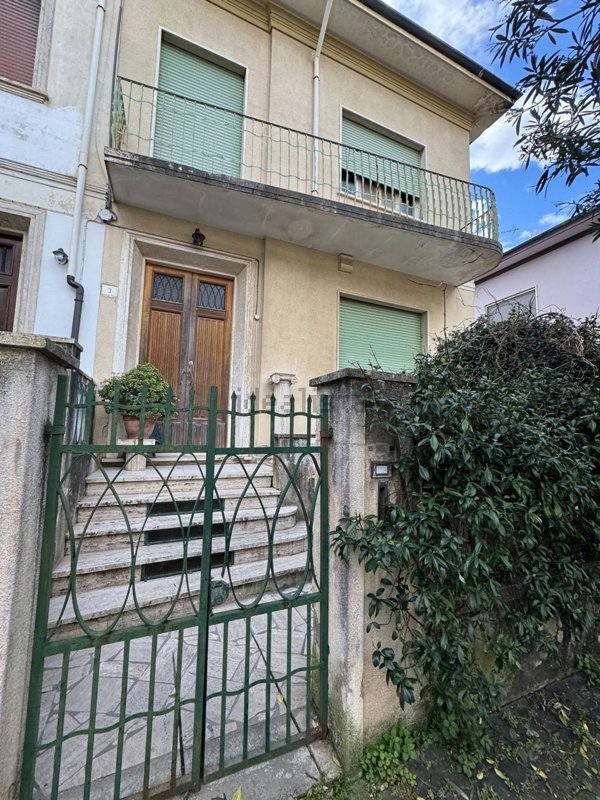 casa indipendente in vendita a Viareggio