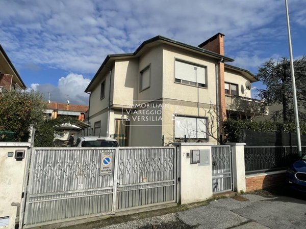 casa indipendente in vendita a Viareggio