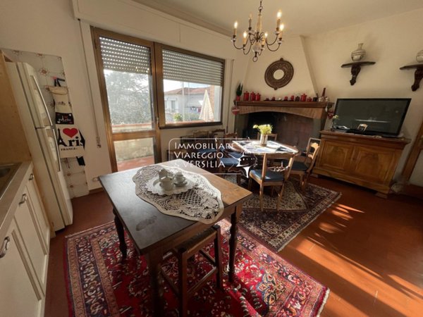 casa indipendente in vendita a Viareggio