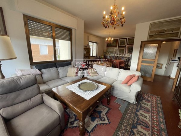 casa indipendente in vendita a Viareggio