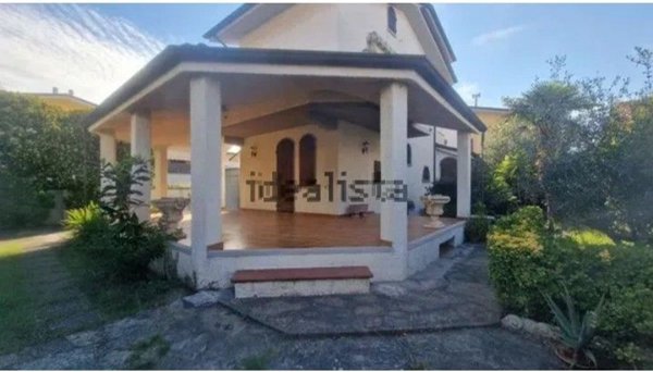 casa indipendente in vendita a Viareggio