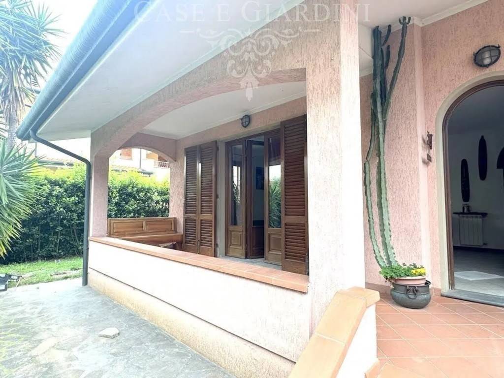 casa indipendente in vendita a Viareggio in zona Migliarina
