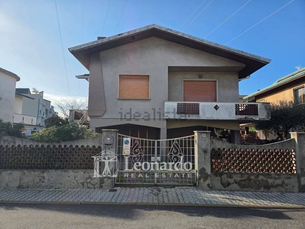 casa indipendente in vendita a Viareggio in zona Migliarina
