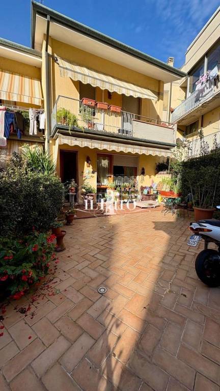 casa indipendente in vendita a Viareggio