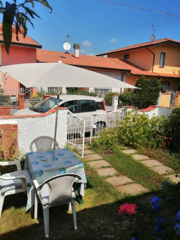 casa indipendente in vendita a Viareggio in zona Torre del Lago