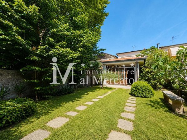 casa indipendente in vendita a Viareggio in zona Torre del Lago