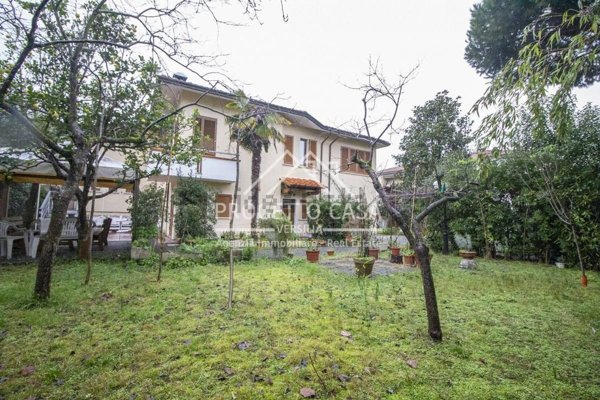 casa indipendente in vendita a Viareggio in zona Torre del Lago