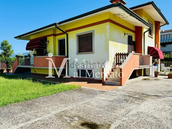 casa indipendente in vendita a Viareggio in zona Torre del Lago