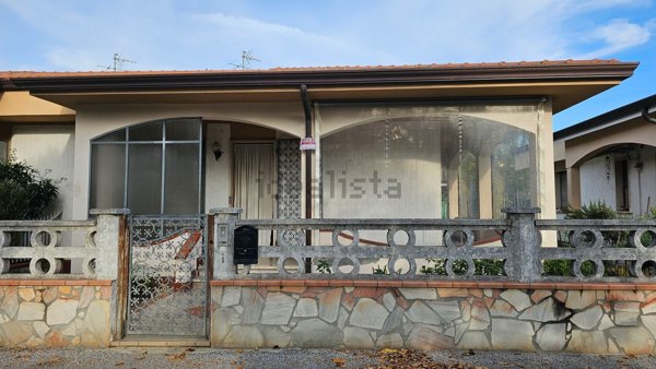 casa indipendente in vendita a Viareggio