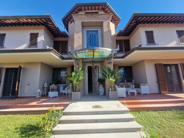 casa indipendente in vendita a Viareggio in zona Torre del Lago