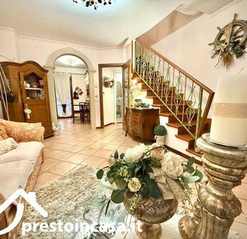 casa indipendente in vendita a Viareggio in zona Campo d'Aviazione