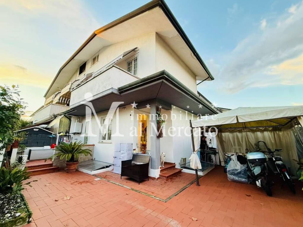 casa indipendente in vendita a Viareggio in zona Torre del Lago