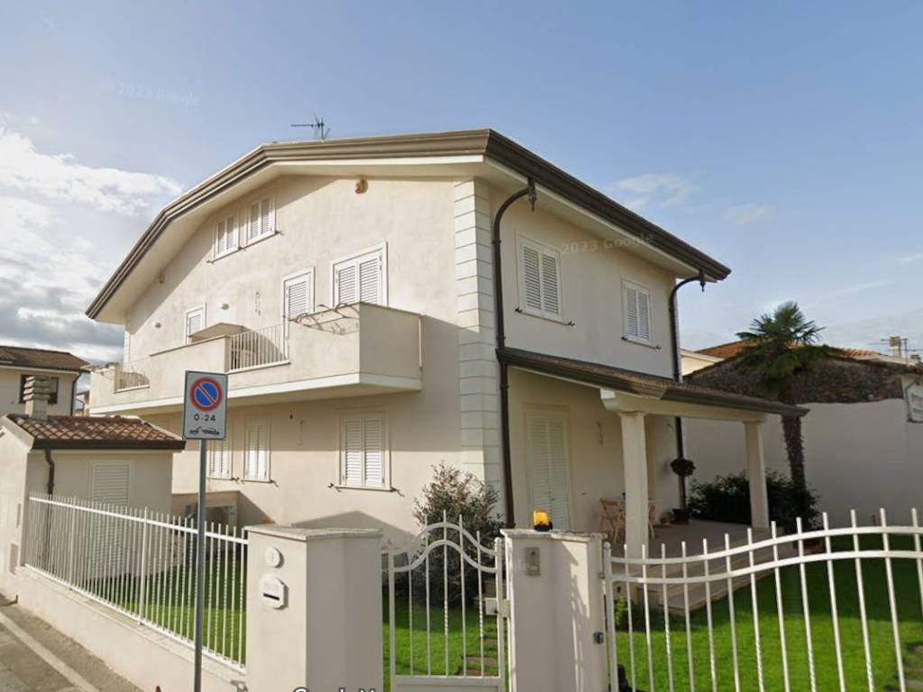 casa indipendente in vendita a Viareggio in zona Torre del Lago