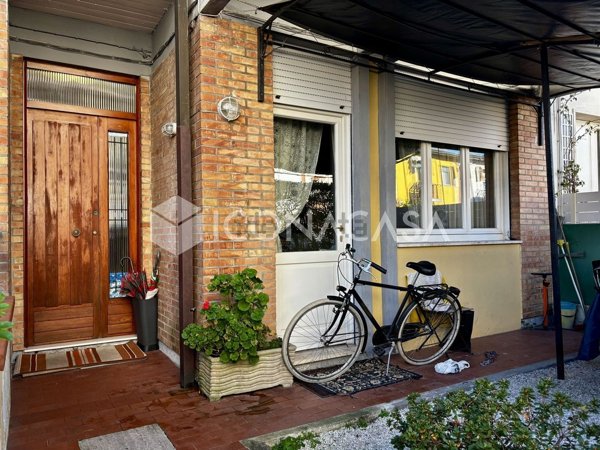 casa indipendente in vendita a Viareggio in zona Campo d'Aviazione