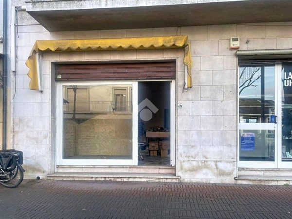 negozio in vendita a Viareggio in zona Torre del Lago