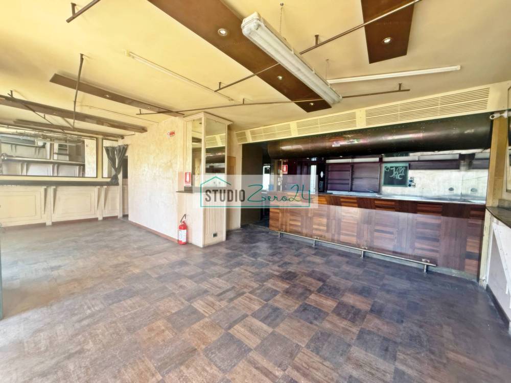 locale commerciale in vendita a Viareggio in zona Torre del Lago