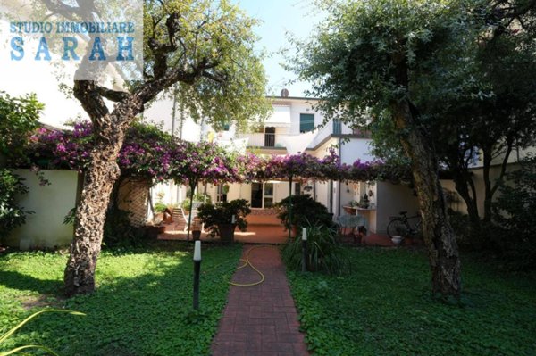 casa indipendente in vendita a Viareggio