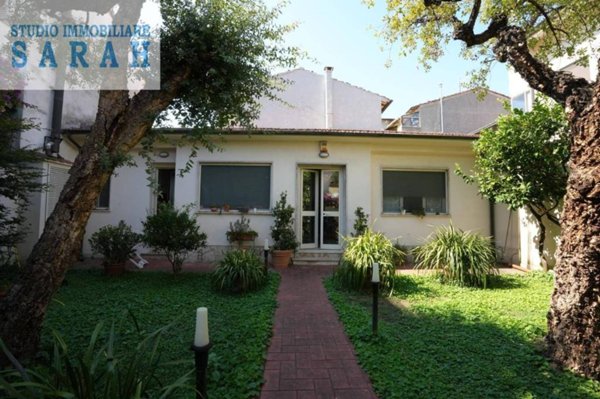 casa indipendente in vendita a Viareggio