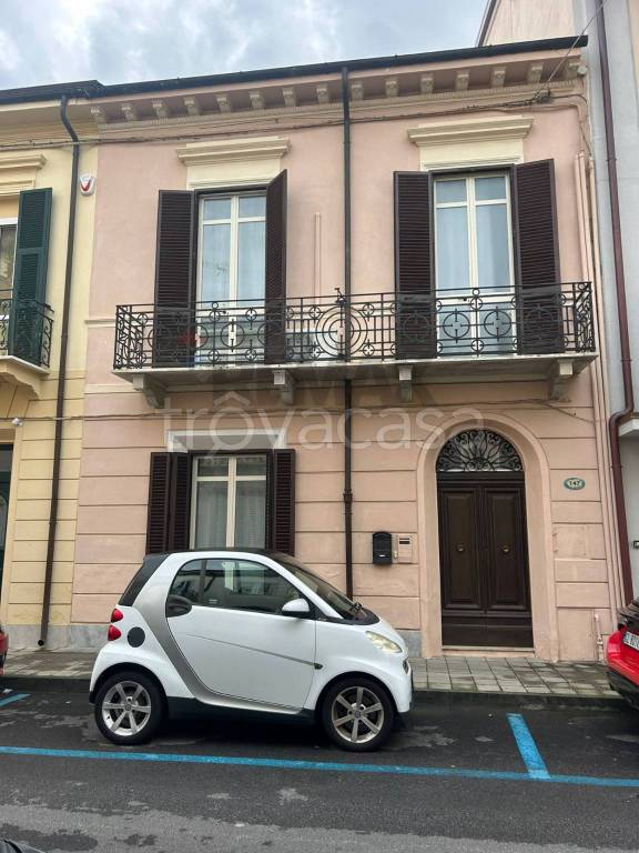 casa indipendente in vendita a Viareggio
