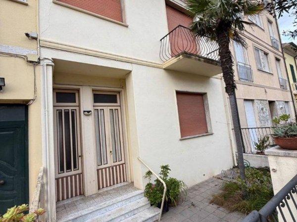 casa indipendente in vendita a Viareggio in zona Marco Polo
