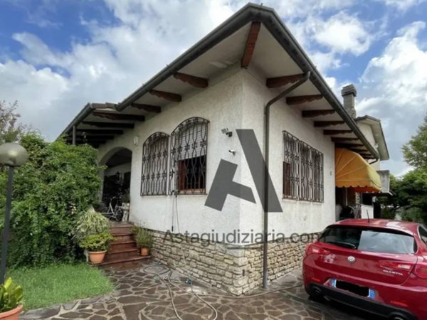 casa indipendente in vendita a Viareggio