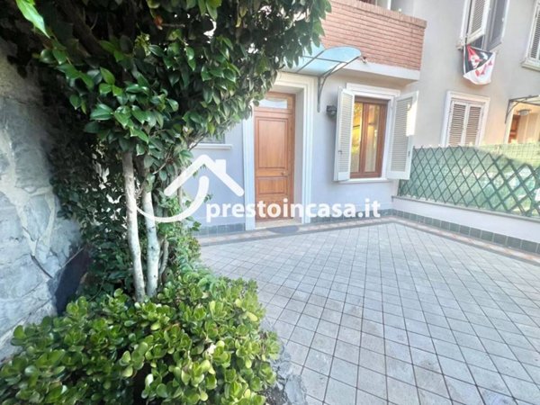 casa indipendente in vendita a Viareggio