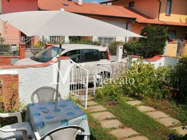 casa indipendente in vendita a Viareggio in zona Torre del Lago