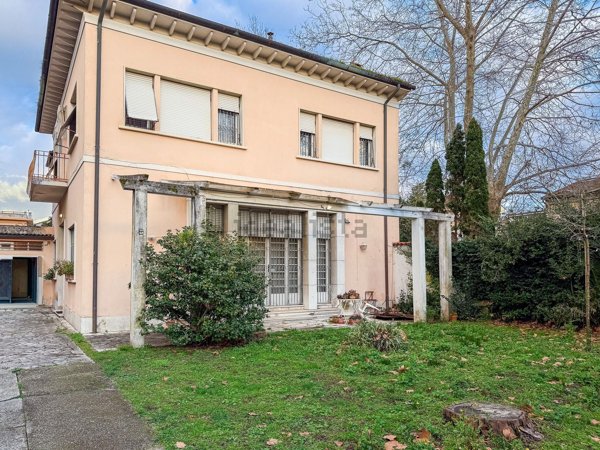 casa indipendente in vendita a Viareggio