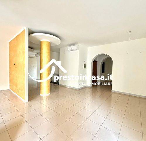 negozio in vendita a Viareggio in zona Centro Storico