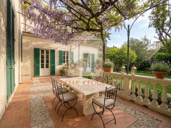 casa indipendente in vendita a Viareggio