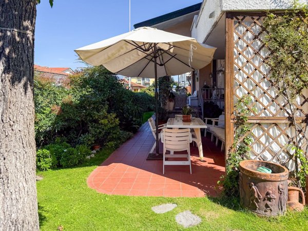 casa indipendente in vendita a Viareggio