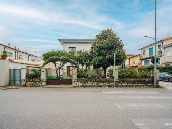 casa indipendente in vendita a Viareggio in zona Campo d'Aviazione