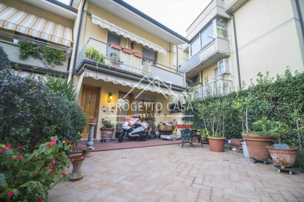 casa indipendente in vendita a Viareggio