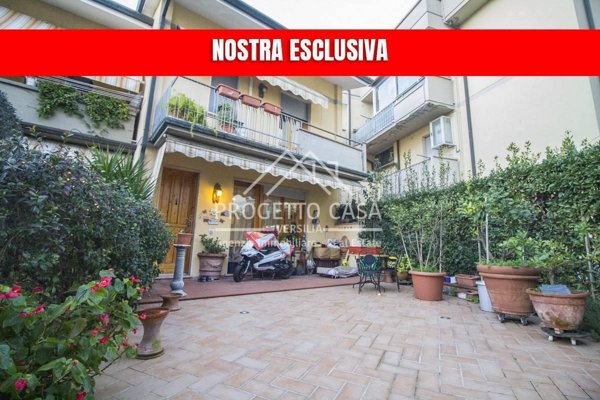 casa indipendente in vendita a Viareggio