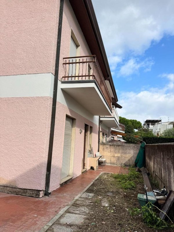 casa indipendente in vendita a Viareggio in zona Campo d'Aviazione
