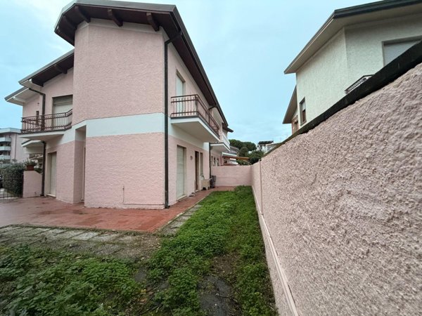 casa indipendente in vendita a Viareggio in zona Campo d'Aviazione