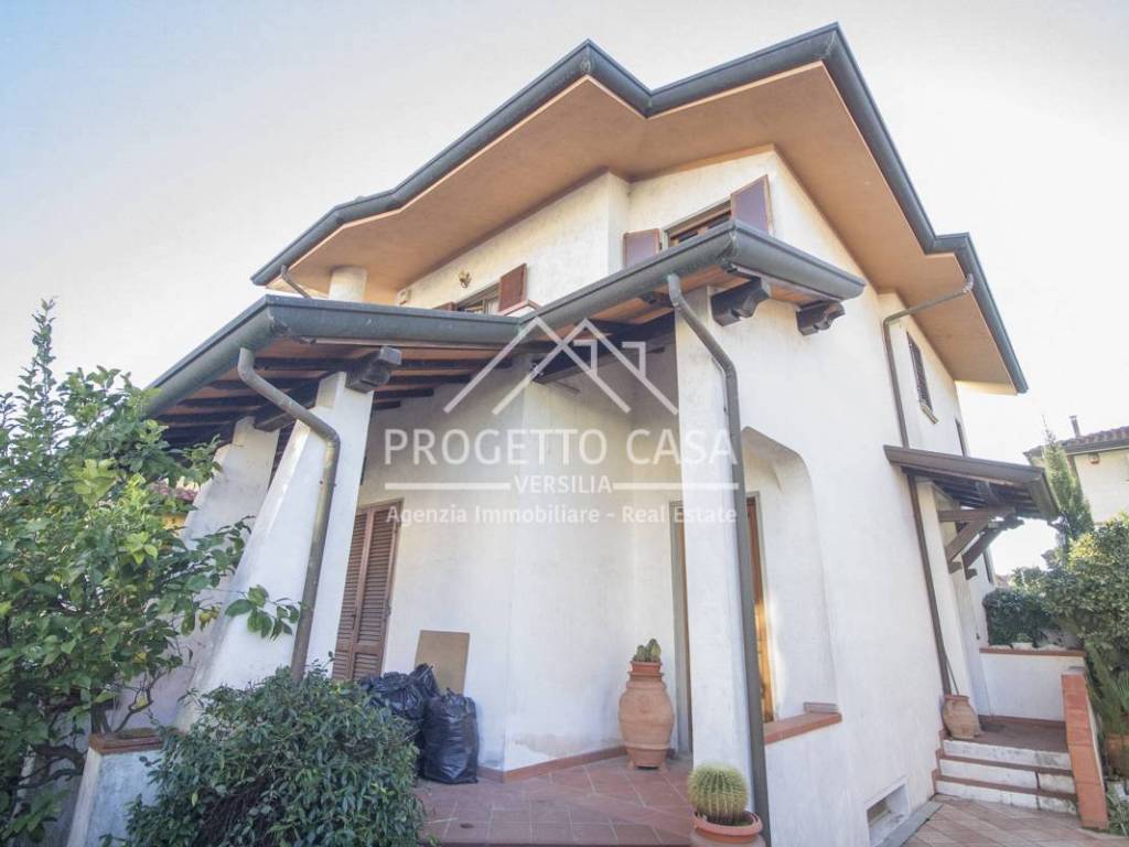 casa indipendente in vendita a Viareggio in zona Torre del Lago