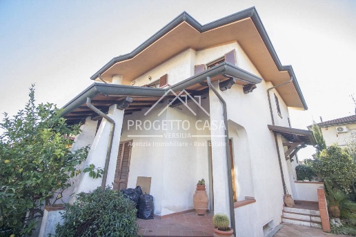 casa indipendente in vendita a Viareggio in zona Torre del Lago