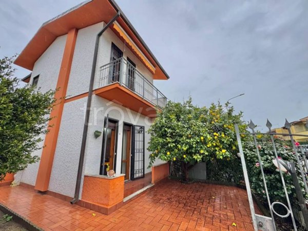 casa indipendente in vendita a Viareggio in zona Torre del Lago