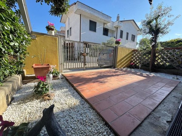 casa indipendente in vendita a Viareggio in zona Campo d'Aviazione