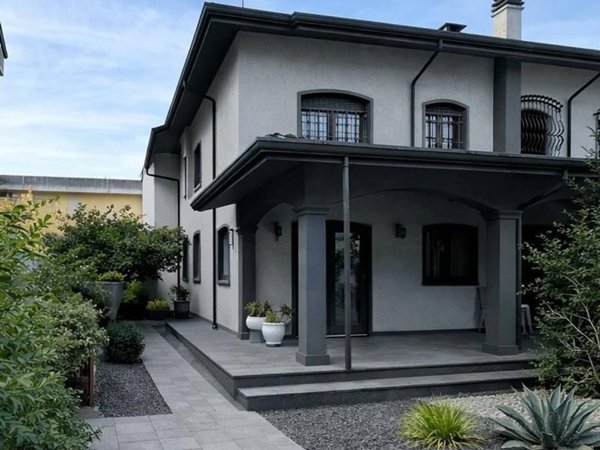 casa indipendente in vendita a Viareggio in zona Campo d'Aviazione