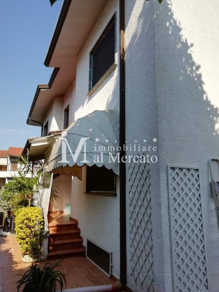 casa indipendente in vendita a Viareggio in zona Torre del Lago