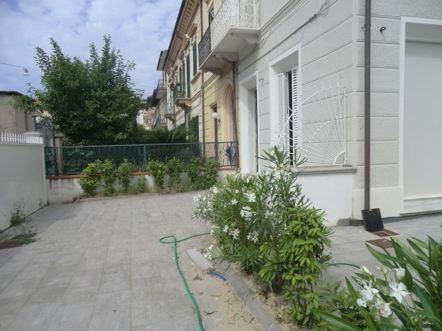 casa indipendente in vendita a Viareggio