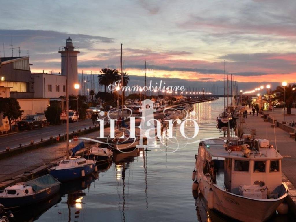 negozio in vendita a Viareggio in zona Campo d'Aviazione