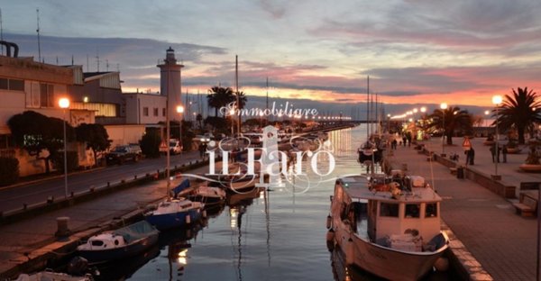 negozio in vendita a Viareggio in zona Centro Storico