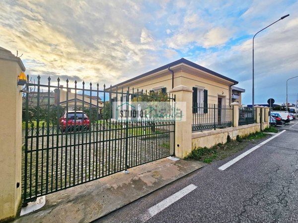 casa indipendente in vendita a Viareggio in zona Torre del Lago