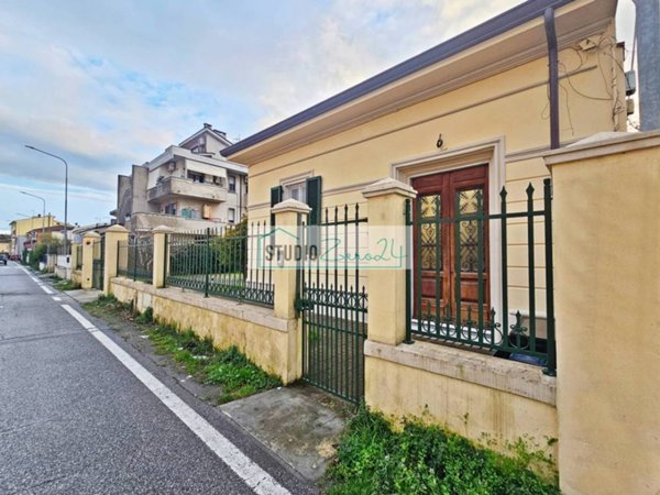 casa indipendente in vendita a Viareggio in zona Torre del Lago