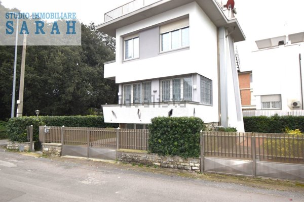 casa indipendente in vendita a Viareggio