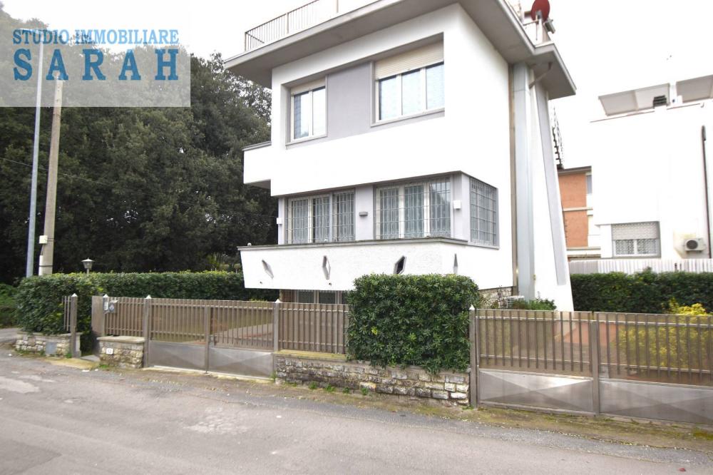 casa indipendente in vendita a Viareggio
